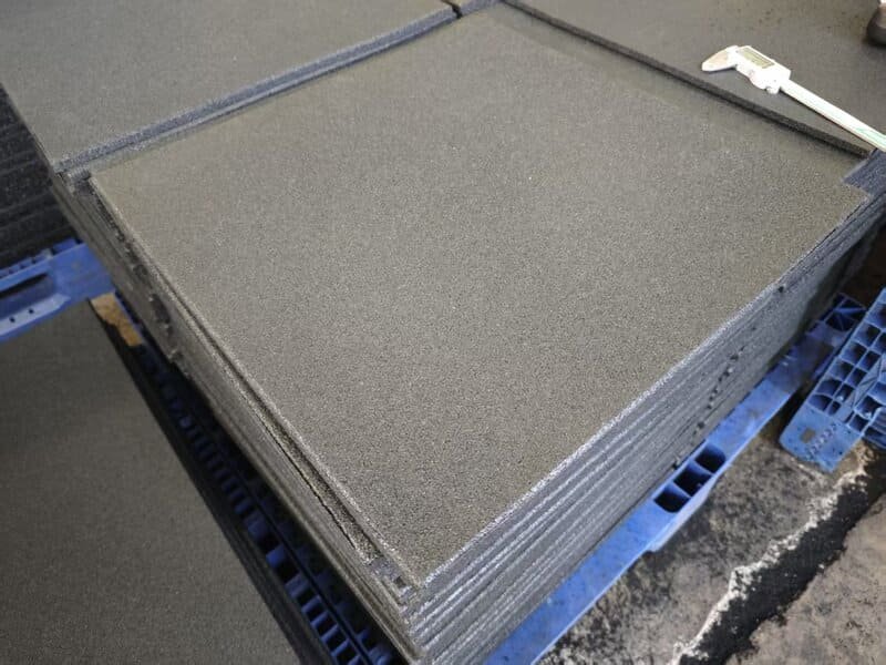 Ujęcie tekstury z bliska porównujące pory pianki o niskiej gęstości z kompaktowymi granulkami gumowymi o wysokiej gęstości